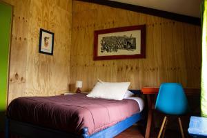 フタレウフにあるAzuritaのベッドルーム1室(ベッド1台、青い椅子付)