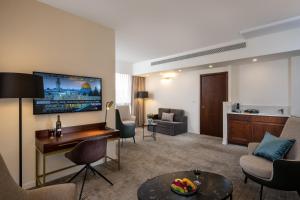 Μια τηλεόραση ή/και κέντρο ψυχαγωγίας στο Olive Tree Hotel