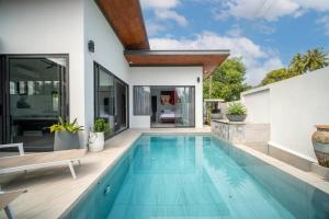 een zwembad in de achtertuin van een huis bij KOTE Private Pool Villa in Nathon Bay