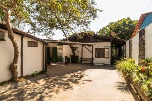 een huis met een motor buiten geparkeerd bij Ilha House Suítes in Ilhabela