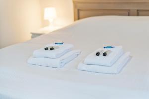 two towels on a bed with two eyes on them at Casa Kids in De Panne