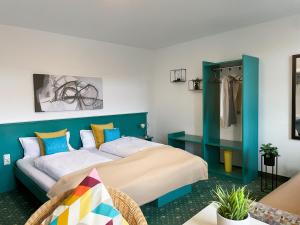 - 2 lits dans un dortoir bleu et blanc dans l'établissement Hotel am Friedberger See, à Friedberg