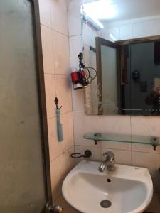 y baño con lavabo y espejo. en Melody home, en Hanói