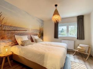 a bedroom with a bed with a painting on the wall at Vakantiewoning De Gavers in Geraardsbergen