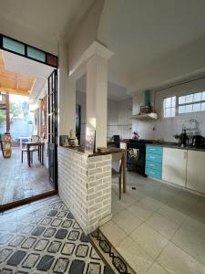 una cocina con encimera y mesa. en Mucho Bonito Hostel en Santa Fe