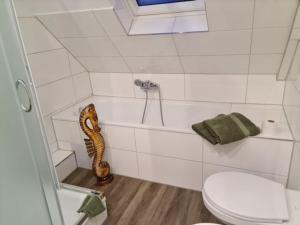 a bathroom with a snake in the bath tub at Pilgrims "Rosalie" große Fewo mit 3 Schlafzimmern, 1Bad, 2 WC, Balkon, fast Internet in Brilon