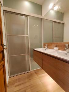 uma casa de banho com um lavatório e uma cabina de duche em vidro. em Barceloneta Port Ramblas em Barcelona