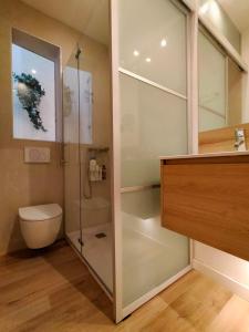 uma casa de banho com um chuveiro, um WC e um lavatório. em Barceloneta Port Ramblas em Barcelona