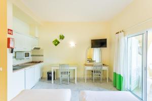 a small kitchen with a table and chairs in a room at Hotel Apartamento A Floresta do Jose in Almancil