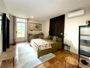 - une chambre avec un lit et une table dans l'établissement Maison 1643, à Laudun-l'Ardoise