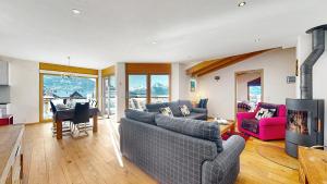 韋松納的住宿－Ski Heaven LUXE & CENTER apartments，一间带两张沙发的客厅和一间用餐室