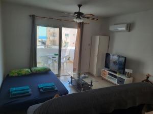 - un salon avec un canapé et une télévision dans l'établissement Large apt 2 bedrooms sea view & 2 balconies, à Larnaka