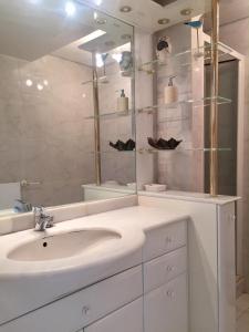 Baño blanco con lavabo y espejo en 2257-Stunning penthouse first line port sea view, en Manilva