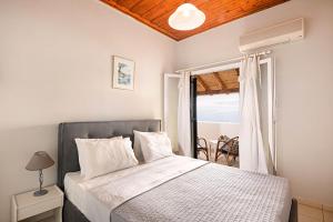Postel nebo postele na pokoji v ubytování Nissaki Sea View 202 by Sealand Villas