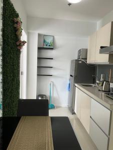 een kleine keuken met een tafel en een aanrecht bij 2br condo unit Azure Residences by Ms. M in Manilla