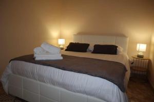 una camera da letto con un grande letto con asciugamani di Sunset House a Ribeira Brava