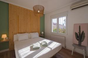 a bedroom with a bed with two towels on it at Casa Velazquez in Rojales +39 photos