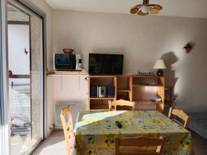 TV a/nebo společenská místnost v ubytování Le Mirador - Studio avec balcon Vue Lac et Montagnes