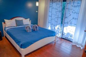 um quarto com uma cama com dois elefantes em Jamjuree Home at Udonthani em Udon Thani