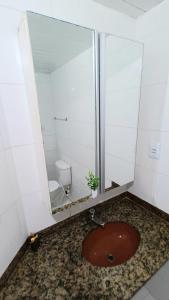y baño con ducha, aseo y espejo. en Apartamento Vilage na Praia de Armação Salvador, en Salvador