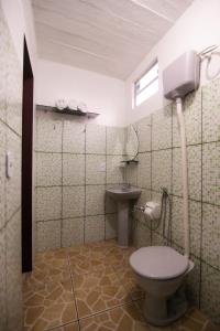 a bathroom with a toilet and a sink at Pousada e Hostel Coração Verde, Vários Tipos de Acomodações 300 metros da Orla in Alter do Chao