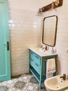 uma casa de banho com um lavatório azul e um espelho. em Casa Las Enanitas I - Casa Leo em Fuencaliente de la Palma