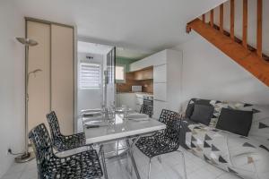 濱海皮里亞克的住宿－Maison familiale à 500m de la plage，客厅配有桌椅和沙发
