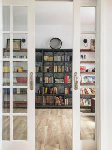 una biblioteca con puertas blancas y libros en Casa Las Enanitas I - Casa Leo en Fuencaliente de la Palma