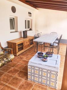 Casa Las Enanitas I - Casa Leo في فوينكالينتي دي لا بالما: غرفة معيشة مع طاولة وكراسي