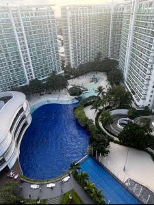 een groot zwembad in een stad met hoge gebouwen bij 2br condo unit Azure Residences by Ms. M in Manilla