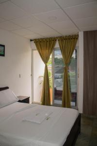 una camera con un letto e una grande finestra di Hotel Orinoquia Real a Yopal