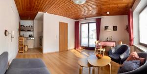 ein Wohnzimmer mit einem Sofa und einem Tisch in der Unterkunft Ferienwohnung Gästehaus Am Buchenbichl in Schönau am Königssee