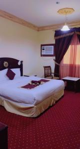 Llit o llits en una habitació de فندق كراون نجران