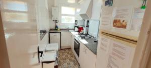 Kuchyňa alebo kuchynka v ubytovaní Apartamento con jardín a 11 metros de la playa. B1.