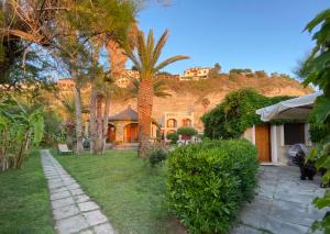 a house with a palm tree in the yard at Villa Giada in Tropea