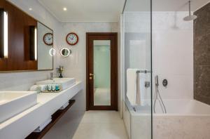 Ένα μπάνιο στο Olive Tree Hotel