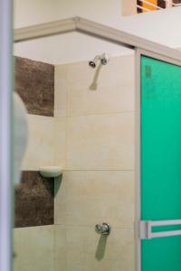 un bagno con doccia e porta in vetro di Hotel Orinoquia Real a Yopal