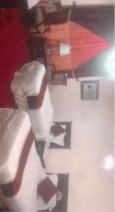 - une chambre avec un lit dans l'établissement فندق كراون نجران, à Najran