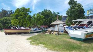 een groep boten zijn geparkeerd op het gras bij The Perfect Getaway in Grand Baie