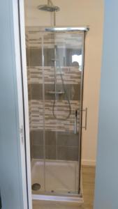 een douche met een glazen deur in de badkamer bij Studio moderne et lumineux centre ville Aix les Bains in Aix-les-Bains