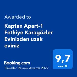 Et logo, certifikat, skilt eller en pris der bliver vist frem på Kaptan Apart-1 Fethiye Karagözler Evinizden uzak eviniz