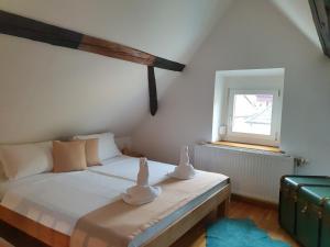 una camera da letto con un letto con due piccioni sopra di Casa Zara a Mörbisch am See