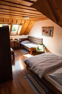 sypialnia z łóżkiem i kanapą w pokoju w obiekcie River Cottage Bešeňová w Beszeniowej