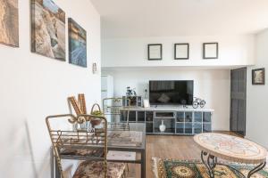 a living room with a tv and a table at House of Art in Arad