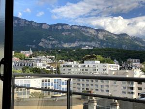 uitzicht op een stad met bergen op de achtergrond bij Studio moderne et lumineux centre ville Aix les Bains in Aix-les-Bains