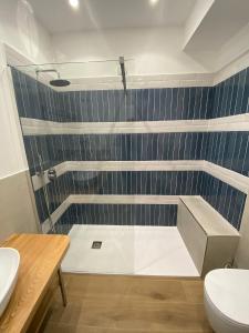 ein Bad mit einer Dusche, einem WC und einem Waschbecken in der Unterkunft B&B MoMi Sorrento in Sorrent