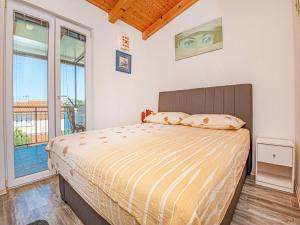 Posteľ alebo postele v izbe v ubytovaní Holiday Home Happy Holiday