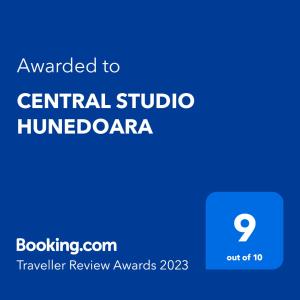 una señal azul con el texto otorgado al estudio central hizodota en CENTRAL STUDIO HUNEDOARA en Hunedoara