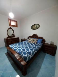 um quarto com uma cama e duas mesas de cabeceira em La casa tra il verde e il blu em Lipari