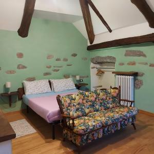 1 dormitorio con 1 cama y 1 sofá en Il Borgo Di Monica, en Domodossola